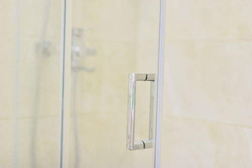 Regulacja drzwi prysznicowych - jak wyregulować drzwi od prysznica?